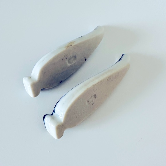 Vintage Retro - Small Ceramic Blue & White Leaf Chopstick Rest - Picture 3 of 5